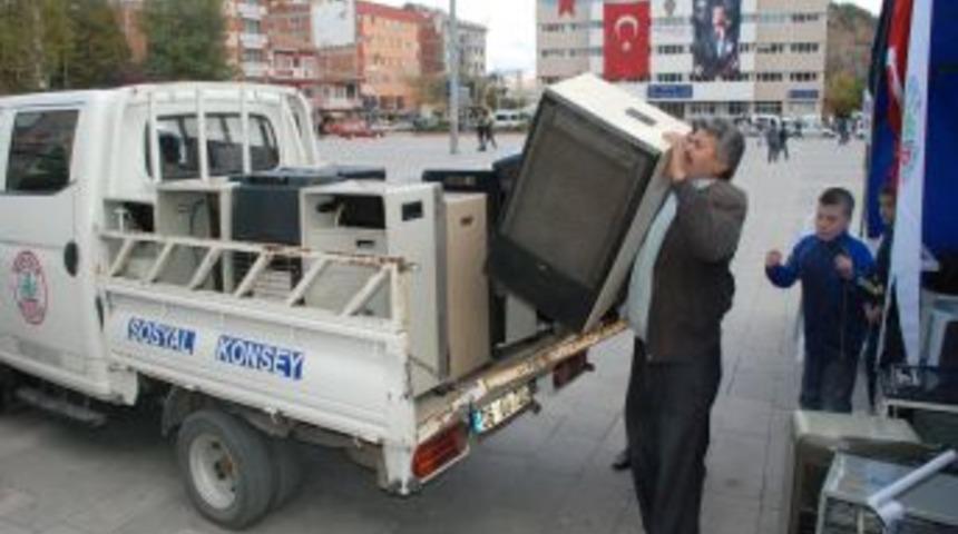 Van i&ccedil;in meydanda yardım &ccedil;adırı kuruldu