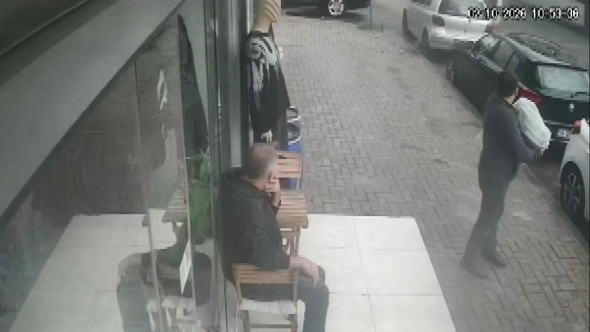 Tramvay ve minib&uuml;s &ccedil;arpıştı: 4 yaralı... O anlar kamerada 13