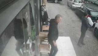 Tramvay ve minib&uuml;s &ccedil;arpıştı: 4 yaralı... O anlar kamerada