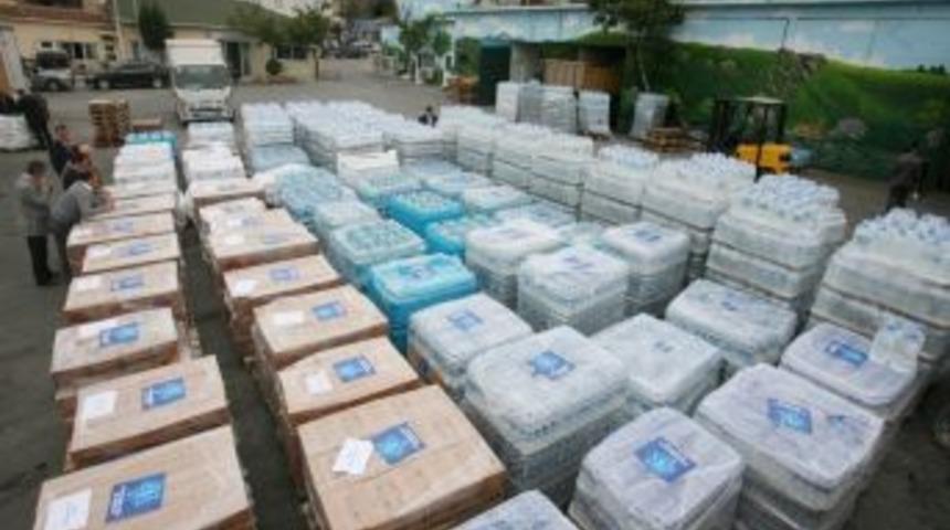 Depremzedeler i&ccedil;in toplanan suyu satarken yakalandılar