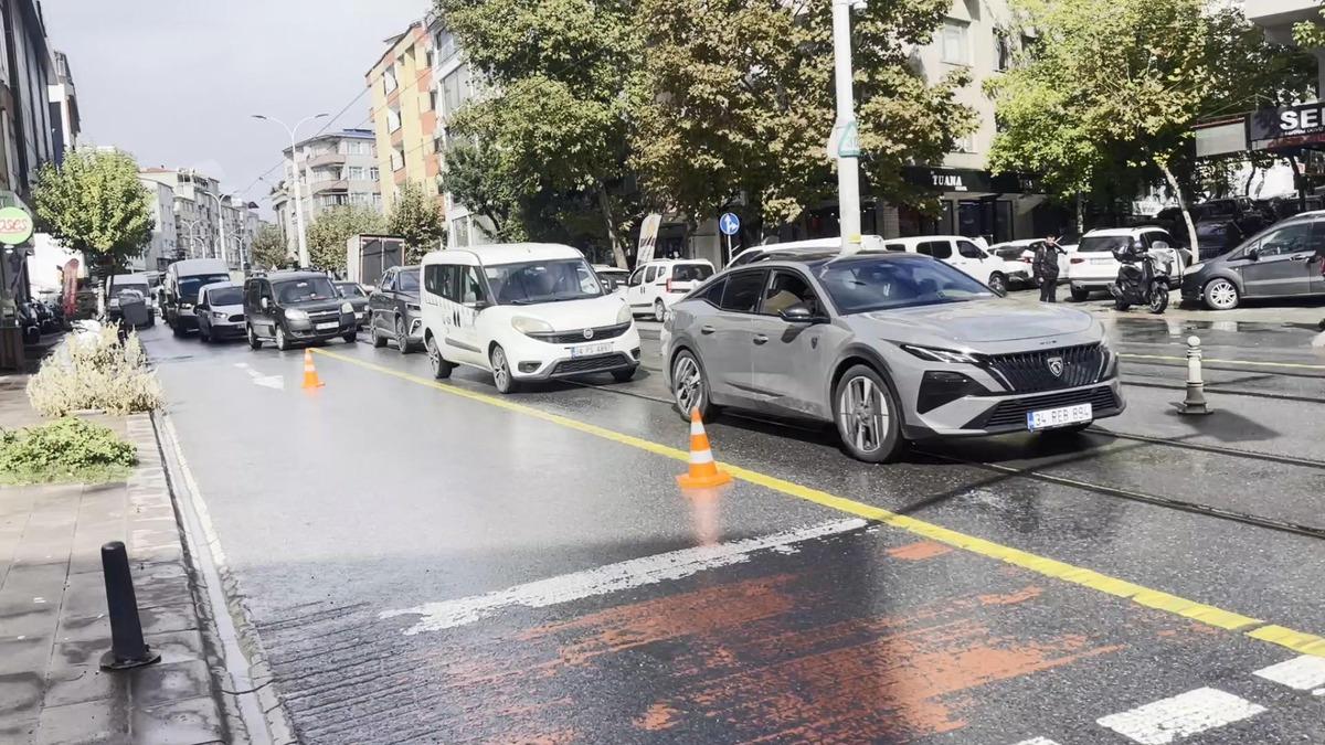 Tramvay ve minib&uuml;s &ccedil;arpıştı: 4 yaralı... O anlar kamerada 1