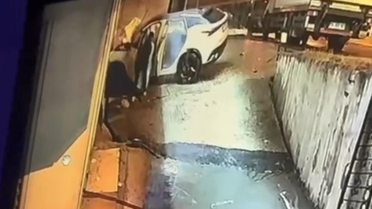 Tramvay ve minib&uuml;s &ccedil;arpıştı: 4 yaralı... O anlar kamerada 2