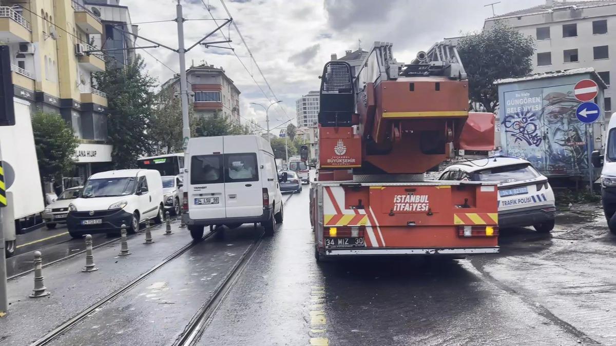 Tramvay ve minib&uuml;s &ccedil;arpıştı: 4 yaralı... O anlar kamerada 3