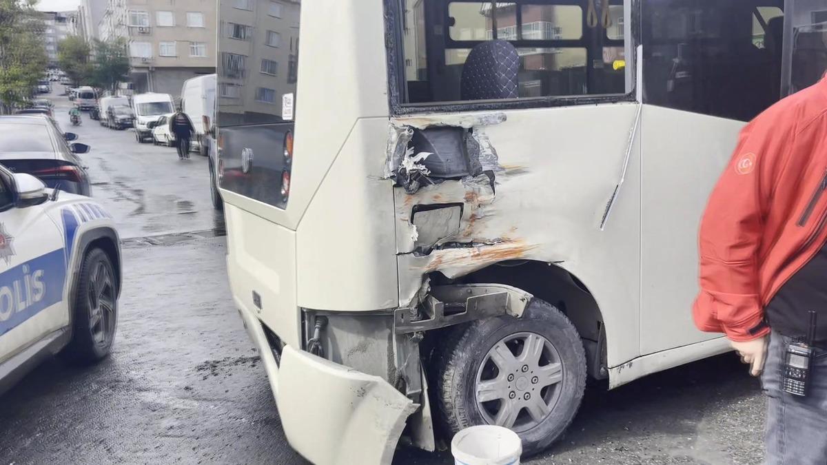 Tramvay ve minib&uuml;s &ccedil;arpıştı: 4 yaralı... O anlar kamerada 5