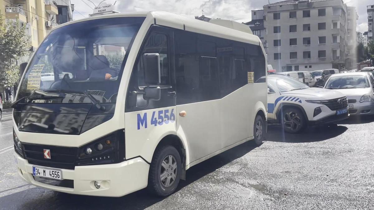 Tramvay ve minib&uuml;s &ccedil;arpıştı: 4 yaralı... O anlar kamerada 6