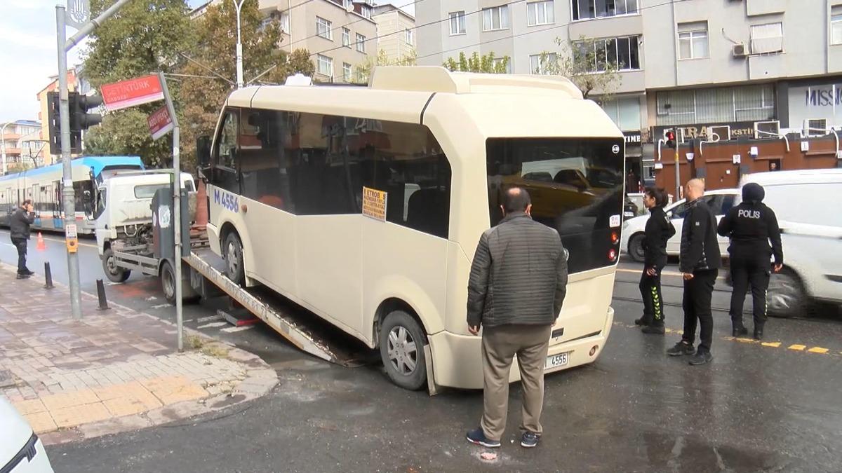 Tramvay ve minib&uuml;s &ccedil;arpıştı: 4 yaralı... O anlar kamerada 7