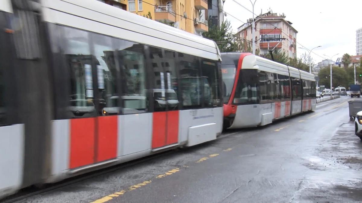 Tramvay ve minib&uuml;s &ccedil;arpıştı: 4 yaralı... O anlar kamerada 9