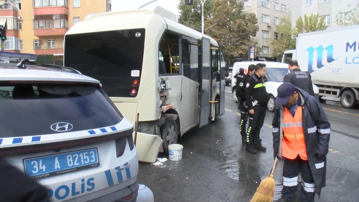 Tramvay ve minib&uuml;s &ccedil;arpıştı: 4 yaralı... O anlar kamerada 12
