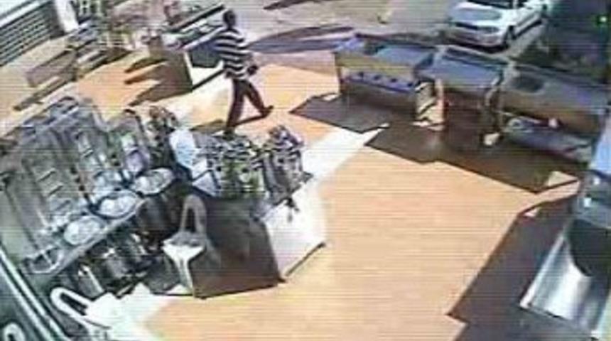 Hırsız apartmanın kapısını da &ccedil;aldı