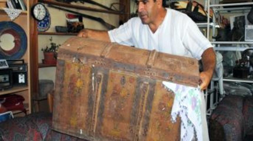 Sideli turizci, 98 yıllık &ccedil;eyiz sandığının hurdaya gitmesini &ouml;nledi