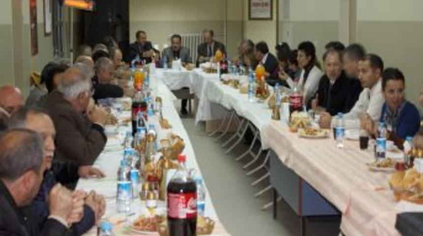 Emekli olan ve tayini &ccedil;ıkan &ouml;ğretmenler veda yemeğinde buluştu