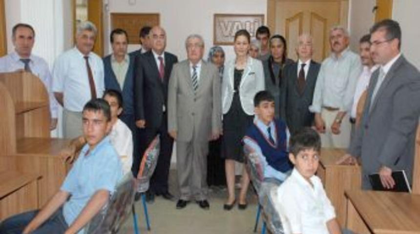 Adıyaman'da 400 &ouml;ğrenciye masa ve sandalye yardımı yapıldı