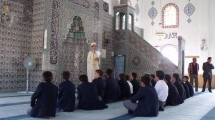 Dinar&rsquo;da cami- &ccedil;ocuk buluşması