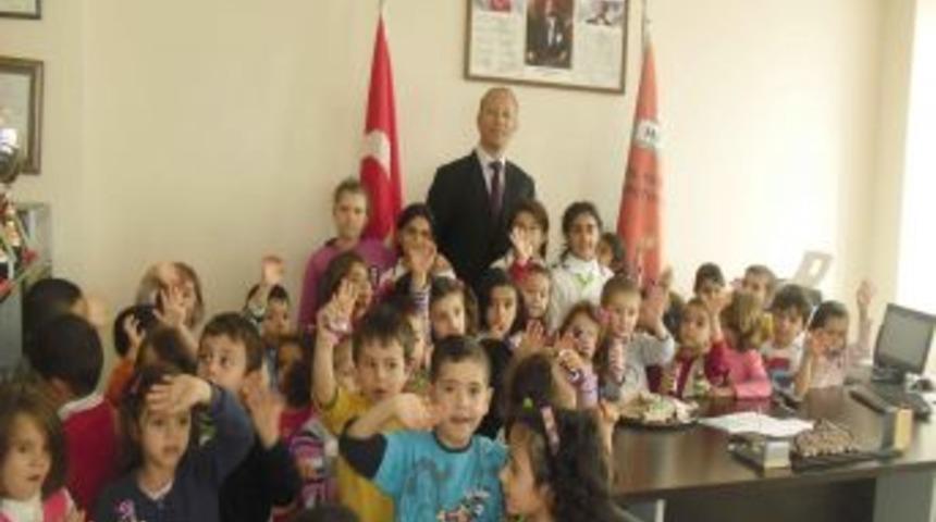 Minik &ouml;ğrenciler har&ccedil;lıklarını depremzedelere g&ouml;nderdi