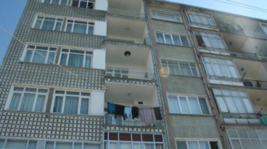 Balkondan d&uuml;şen kız &ccedil;ocuğu kurtarılamadı