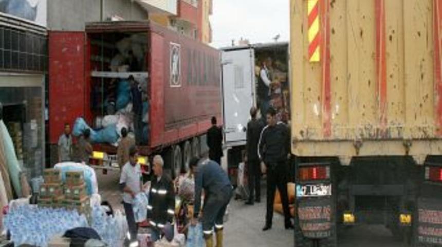 Midyatlılar depremzedelere 10 kamyon yardım malzemesi g&ouml;nderdi
