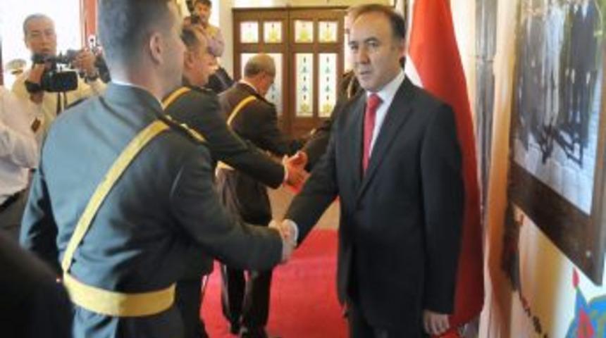 Vali Altıparmak, 29 Ekim tebriklerini kabul etti