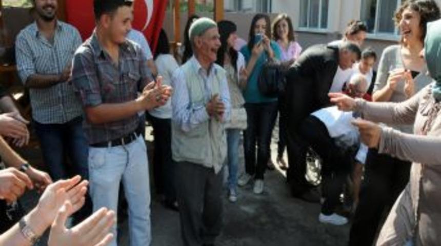 Balıkesir &Uuml;niversitesi &ouml;ğrencileri kimsesiz yaşlıları sevindirdi