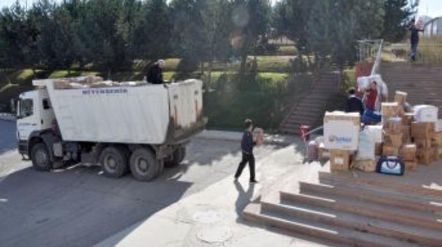 &Uuml;niversiteli &ouml;ğrenciler evlerindeki eşyaları Van&rsquo;a g&ouml;nderdi