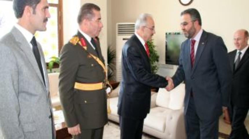 Cumhuriyet Bayramı, Erzincan'da sade bir t&ouml;renle kutlandı