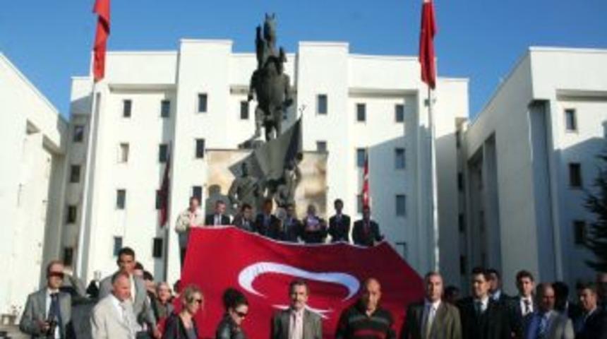 &Ouml;ğretmenler ter&ouml;re karşı eylem yaptı