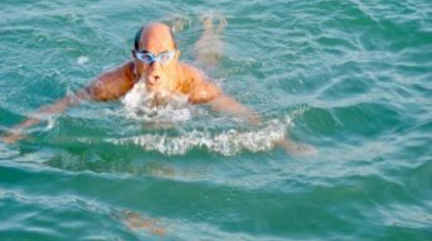 Y&uuml;zme şampiyonu dede, 5 dakikada y&uuml;zme &ouml;ğretecek