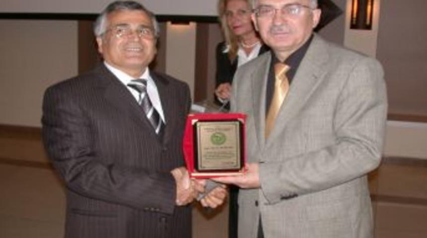 Kadın Doğum ve &Ccedil;ocuk Hastanesi ayrılan doktorları plaketle uğurladı