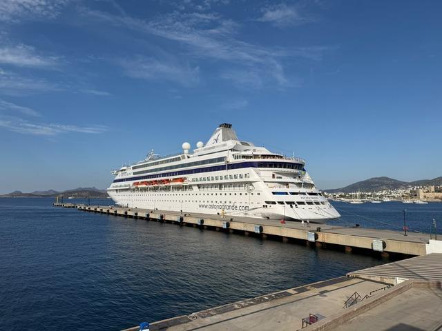 Bodrum'a "Astoria Grande" kruvaziyeriyle 365 turist geldi