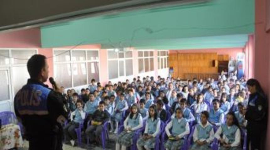 Polisten &ouml;ğrencilere altın &ouml;ğ&uuml;tler