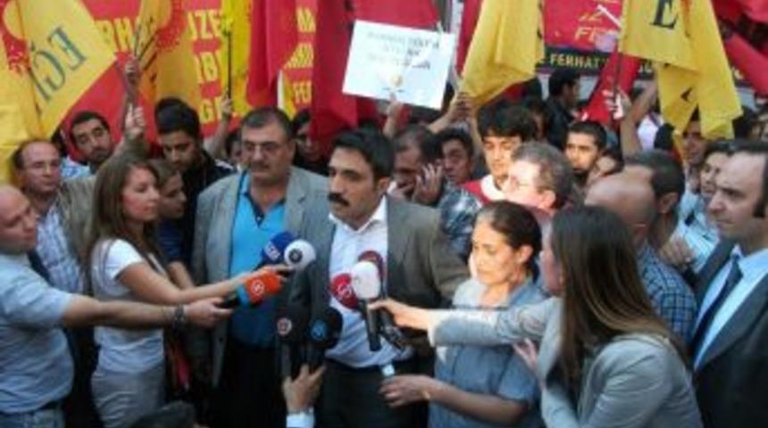 Başbakanı protesto eden eylemcilerin tahliyesi sevin&ccedil;le karşılandı