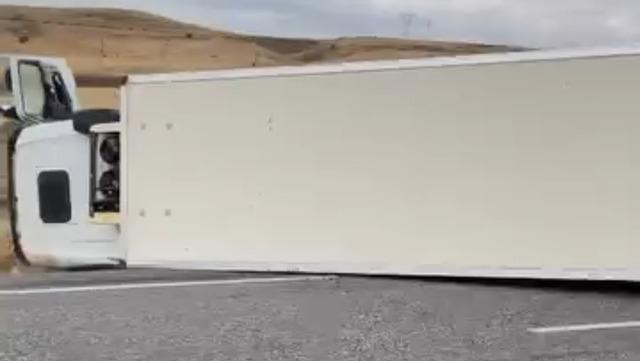 Van&rsquo;da devrilen tırın s&uuml;r&uuml;c&uuml;s&uuml; yaralandı 1