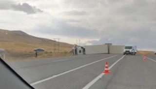 Van&rsquo;da devrilen tırın s&uuml;r&uuml;c&uuml;s&uuml; yaralandı