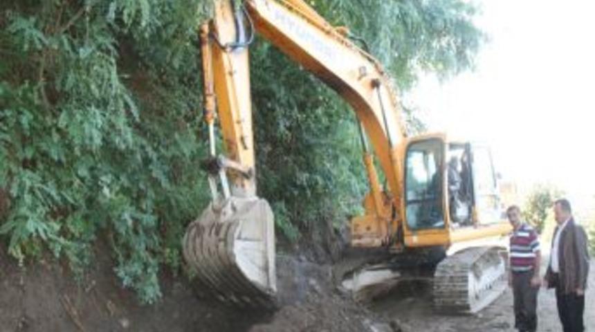 Eynesil'de aşırı yağışlar yollara b&uuml;y&uuml;k zarar verdi