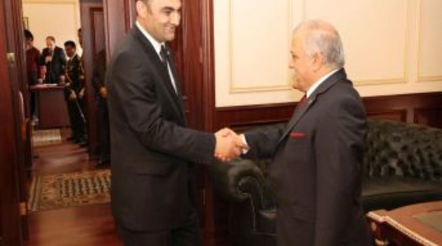 Vali Şent&uuml;rk, makamında tebrikleri kabul etti