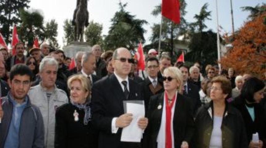 Brsa'da Cumhuriyet t&ouml;renlerinin iptaline protesto