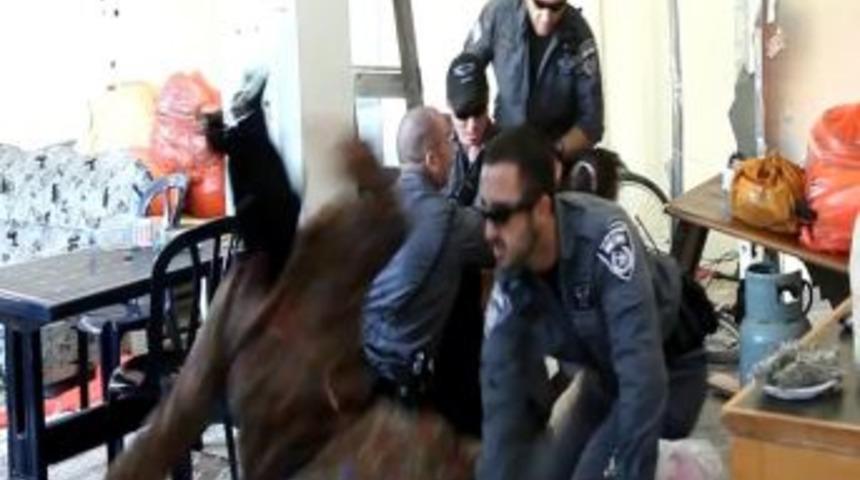 İsrail polisinin Arap aileye saldırı anları g&ouml;r&uuml;nt&uuml;lendi