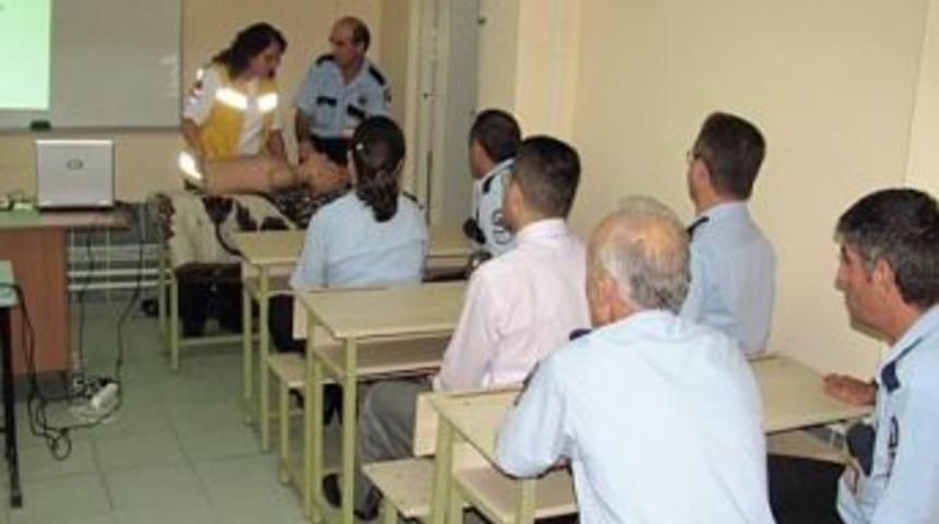 Cezaevi personeline ilk yardım eğitimi verildi