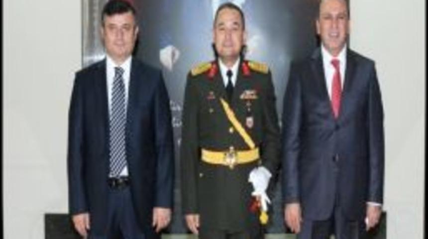 Balıkesir Valisi Arslan makamında tebrikleri kabul etti