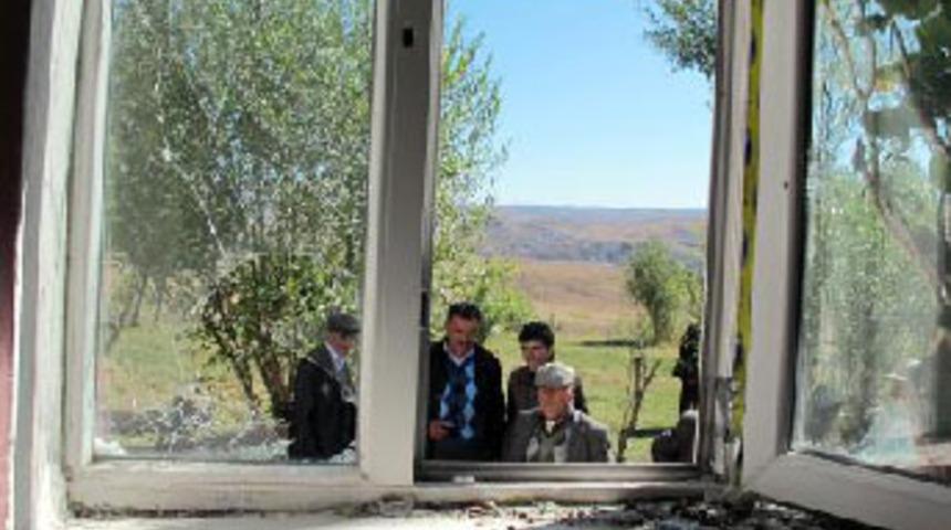 Ter&ouml;ristler arkadaşının y&uuml;z&uuml;n&uuml; ezdi