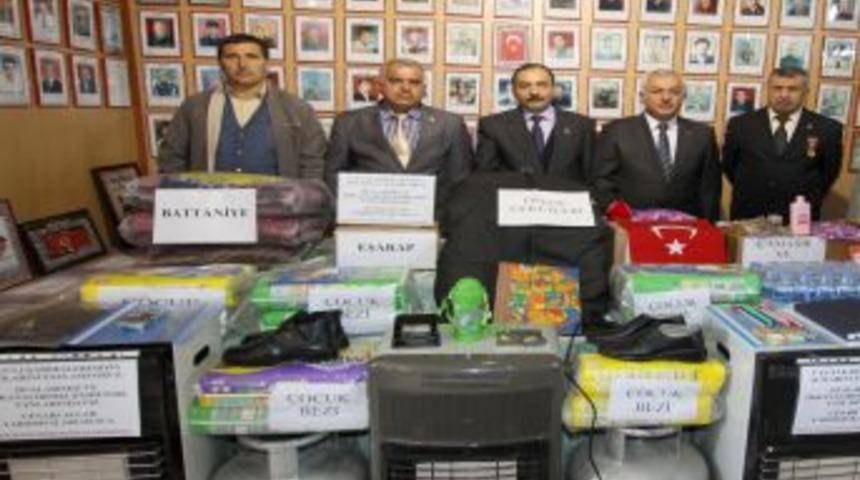 &Ccedil;ubuklu şehit yakınları Van i&ccedil;in topladıkları yardımları Kızılay'a teslim etti