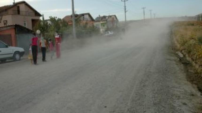 Kırıkkale'de bu da oldu, mahalleli tozdan korunmak i&ccedil;in maskeyle dolaşıyor
