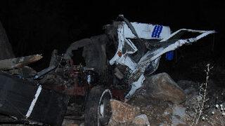 Kamyon uçuruma yuvarlandı: 3 ölü