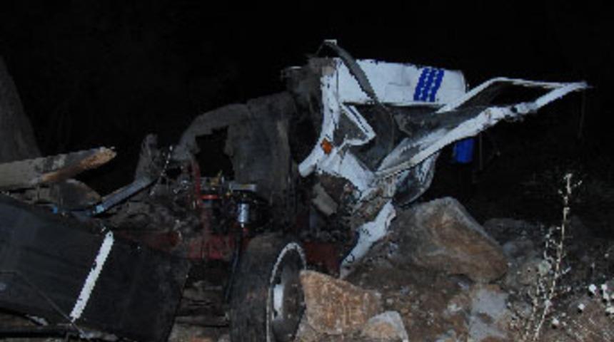 Kamyon uçuruma yuvarlandı: 3 ölü