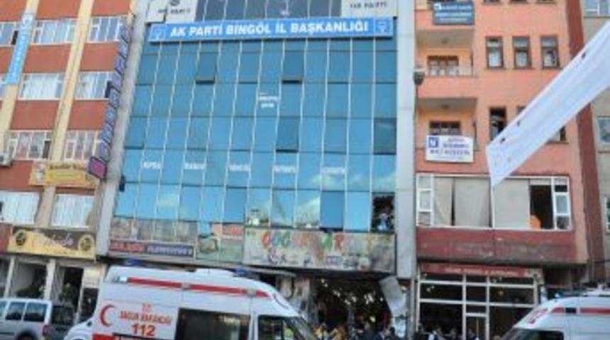 Bing&ouml;l'de Ak Parti İl Binasının &ouml;n&uuml;nde canlı bomba patladı