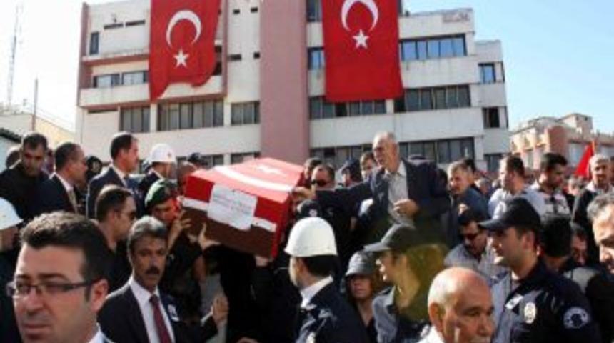 Şehit polisin kızları cenazede birbirlerine sarılarak teselli oldu