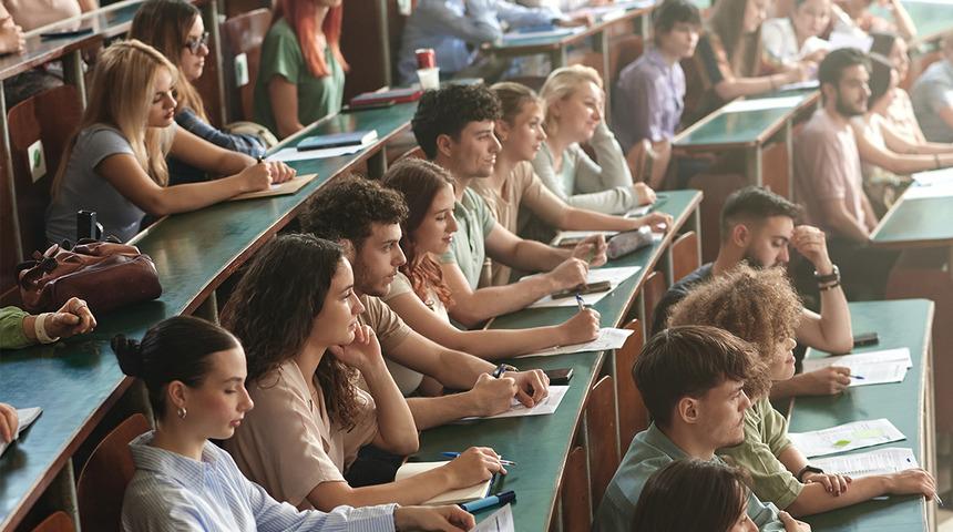 Fenomenlik artık &uuml;niversitede okunuyor: Eğitimin bedeli duyanları şaşırtıyor