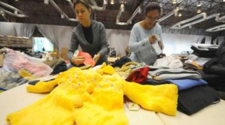 İzmirli y&uuml;reğini koydu, Van'a yardımlar dağ oldu