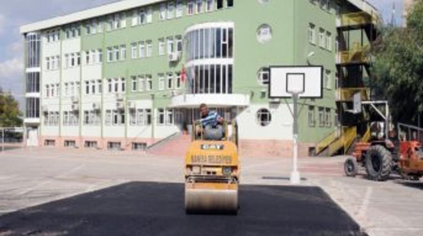 Manisa Belediye 11 okulun bah&ccedil;e ve spor alanını asfaltladı
