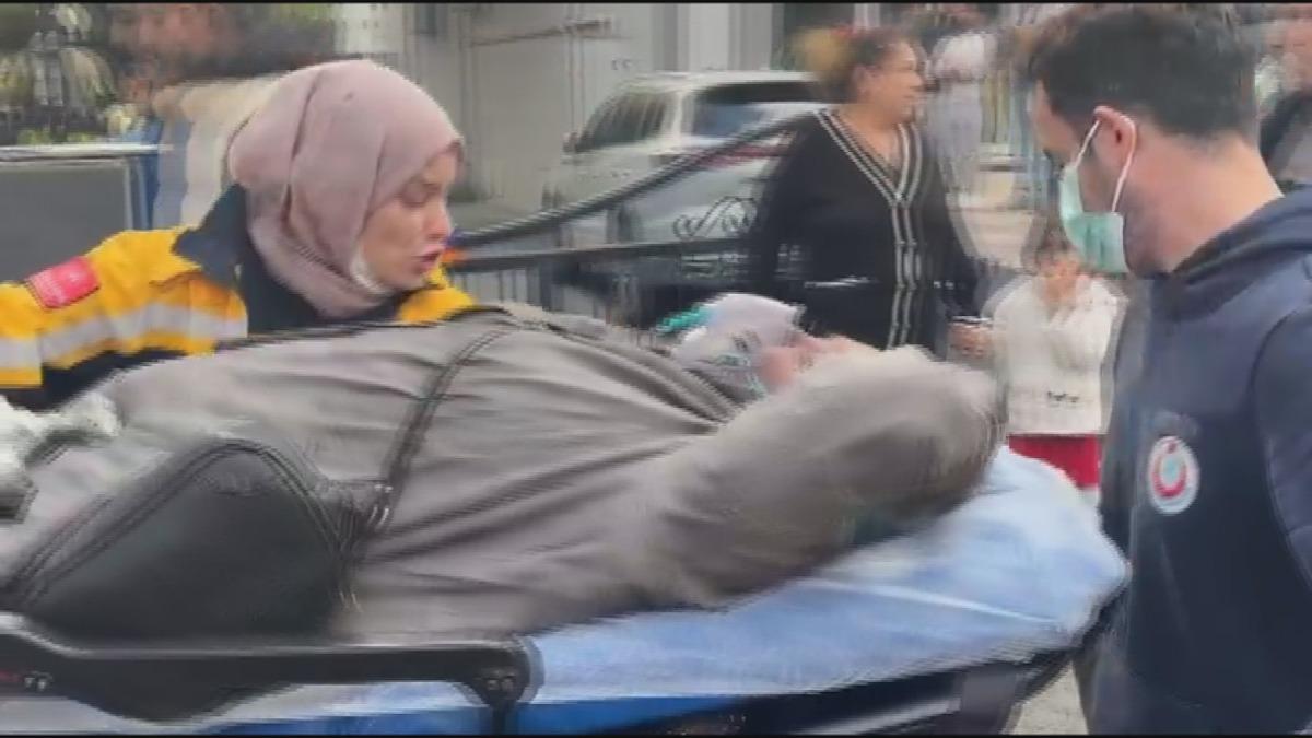 Kadık&ouml;y de 8 katlı binada yangın! 14 kişi kurtarıldı 2
