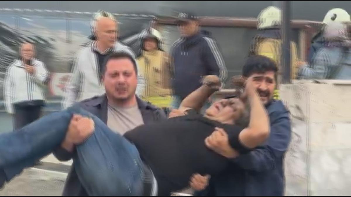 Kadık&ouml;y de 8 katlı binada yangın! 14 kişi kurtarıldı 1
